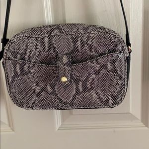 Gili faux snake skin crossbody